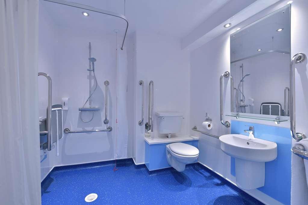 Travelodge Chester Central Номер фото
