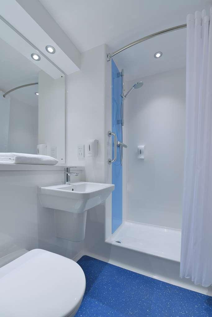 Travelodge Chester Central Номер фото