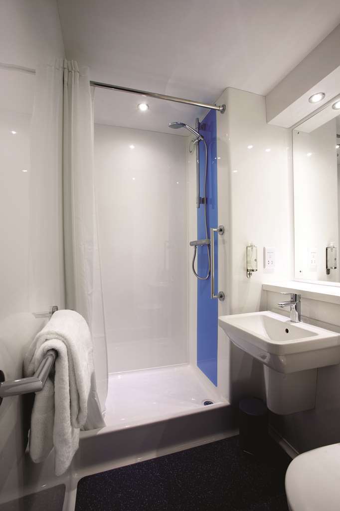 Travelodge Chester Central Номер фото